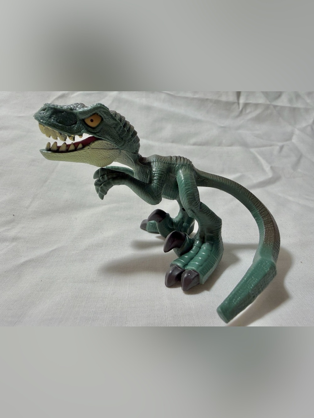 JURASSIC WORLD Bendy Biters Velociraptor Jurassic Park Mattel 2020